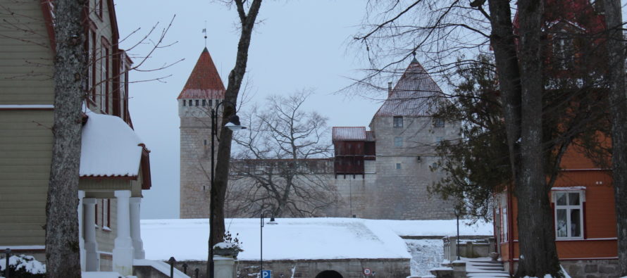 BILDER från Saaremaa ö i Estland! Kuressaare (historiska byggnader i stadens centrum, gator i gamla stan, …) 24 dec 2018