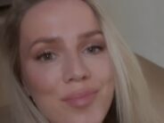 Sångerskan Liis Lemsalu, som väntar barn, gör reklam för nallebjörnsliknande godis som innehåller karmin, ett färgämne som framställs av bladlöss